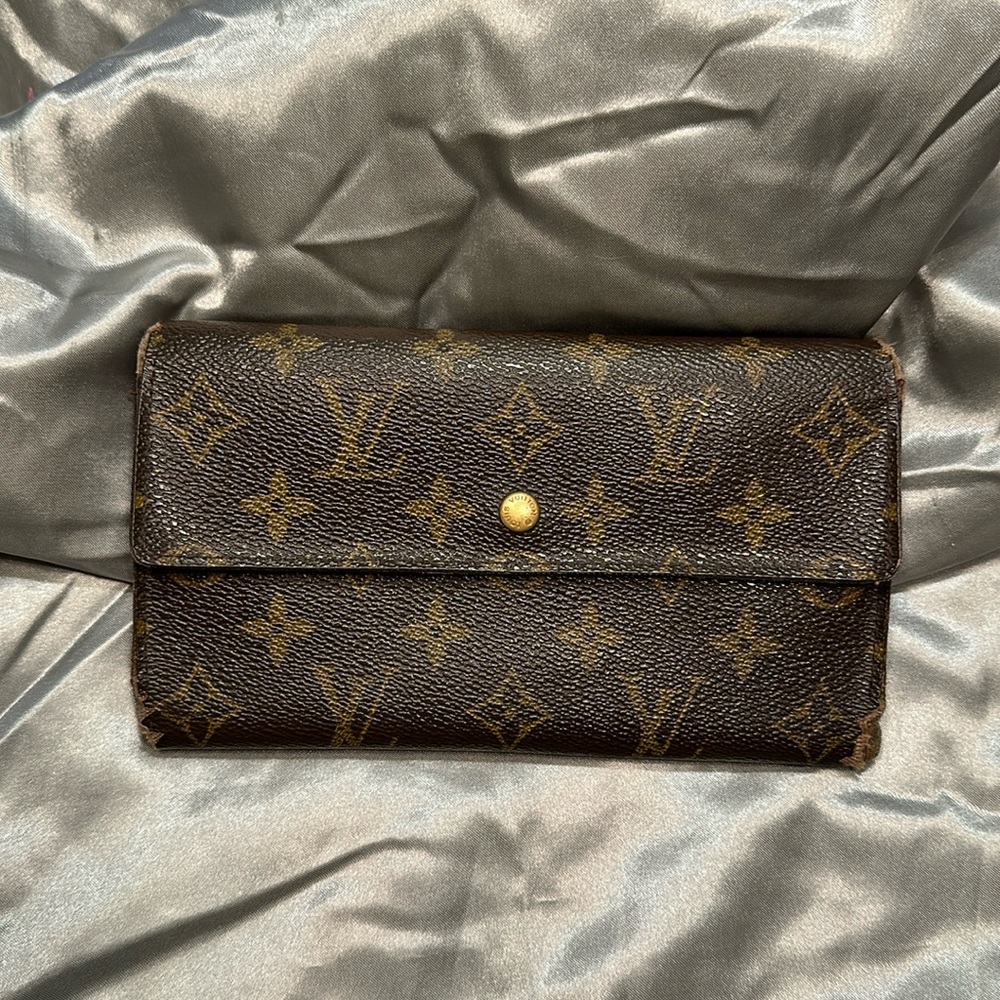 REPOSH from Bagriculture •LOUIS VUITTON MONOGRAM International Long Wallet